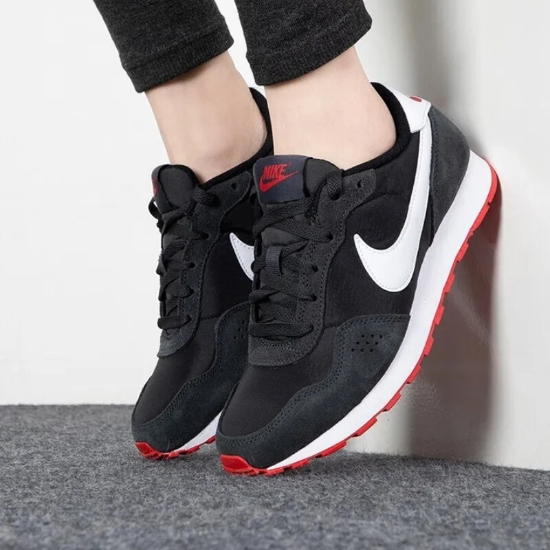 Sapatilhas Nike para Mulher Valiant New Trendy Confortáveis, Versáteis, Retro Waffle e Casuais Cn8558-016