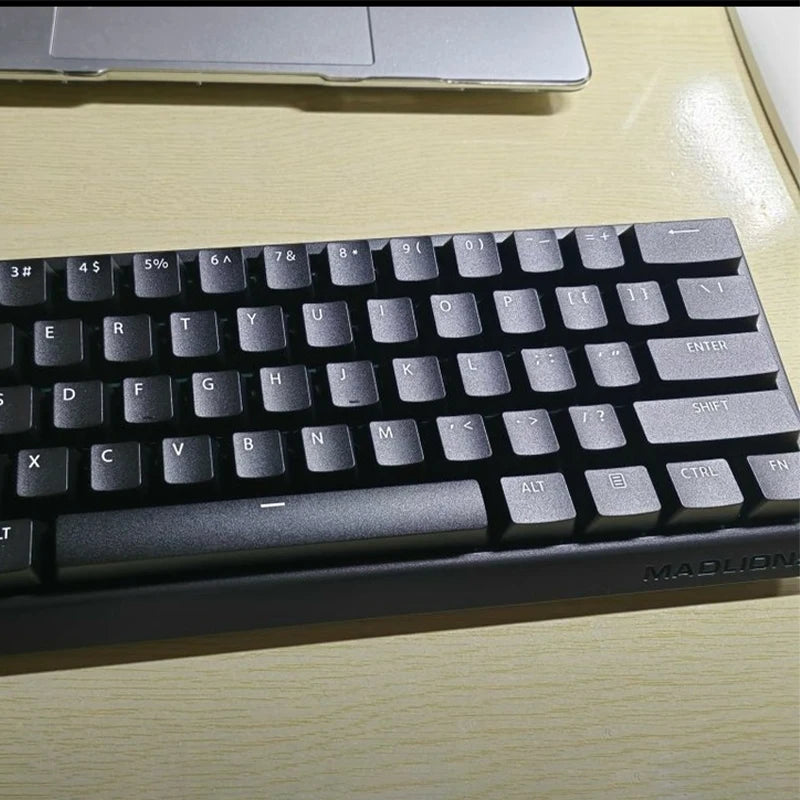 Teclado gaming FGG MAD60 RGB de eixo magnético, dedicado a jogos, com teclas totalmente hot-swap, resposta rápida e personalização de entrada de gama