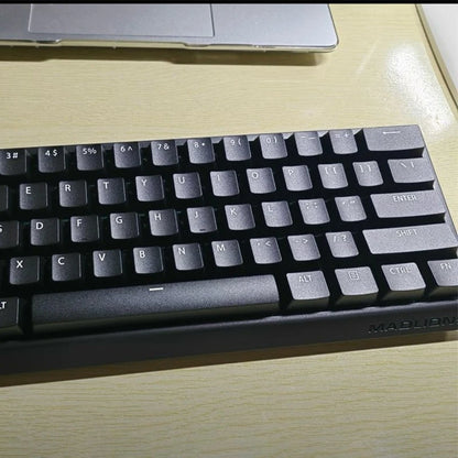 Teclado gaming FGG MAD60 RGB de eixo magnético, dedicado a jogos, com teclas totalmente hot-swap, resposta rápida e personalização de entrada de gama