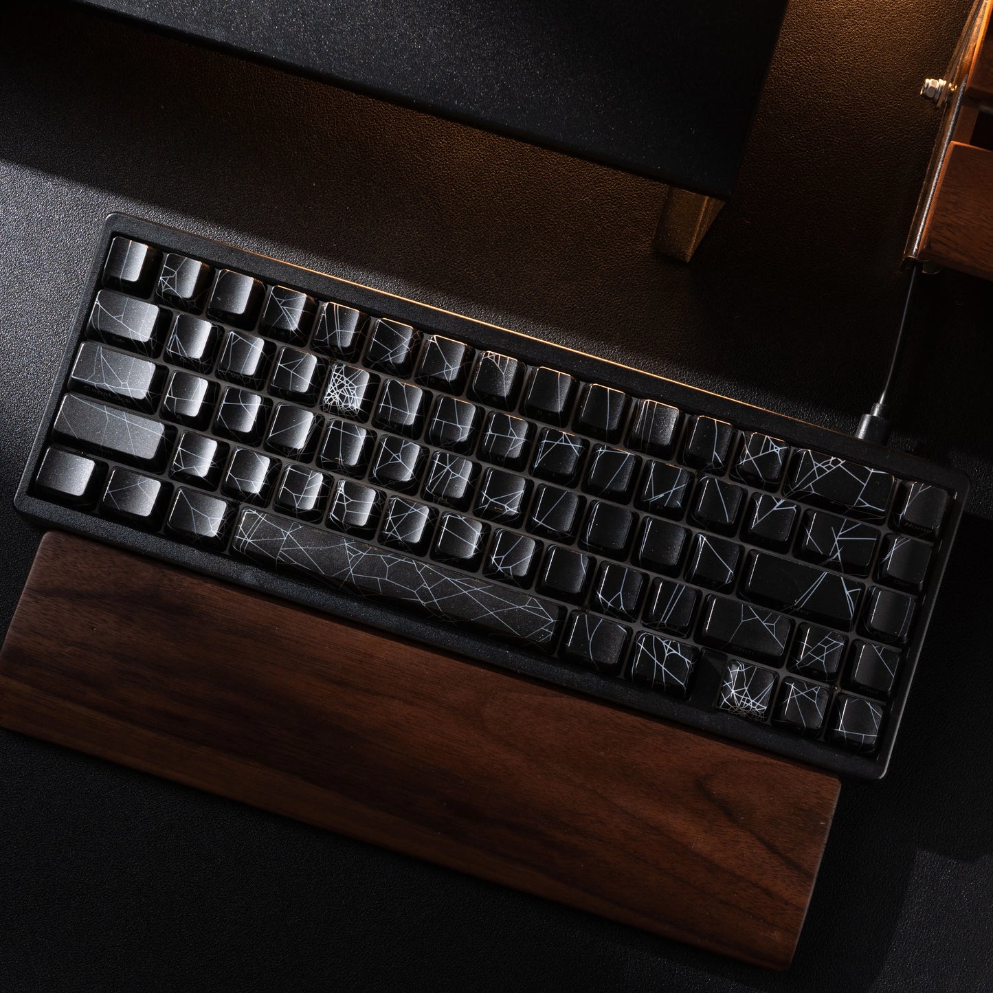 Teclado Mecânico Sem Fios XVX M67 JadeStone com Teclas IMD-Tech Tri-Mode, Teclado Gamer Branco Topographic com Design Gasket