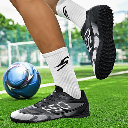 Popular low-top football boots, broken nails, TF and spikes FG unisex styles, 2 colors to choose from, breathable and non-slip