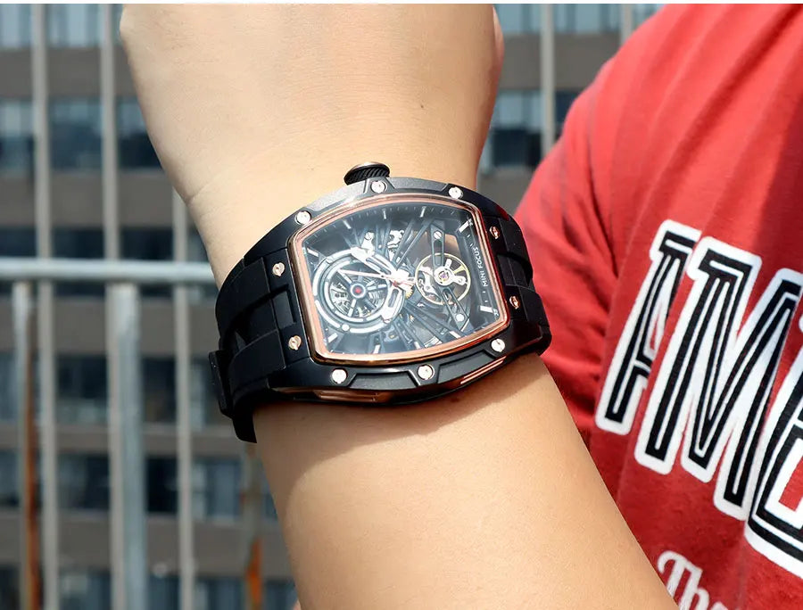 MINI FOCUS Herren-Armbanduhr, modisch, schwarz, wasserdicht, automatische mechanische Uhr mit Leuchtzeigern, Silikonarmband und Tonneau-Zifferblatt
