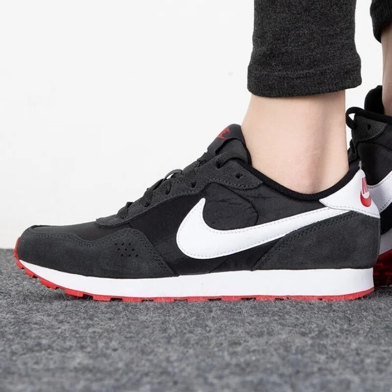 Sapatilhas Nike para Mulher Valiant New Trendy Confortáveis, Versáteis, Retro Waffle e Casuais Cn8558-016
