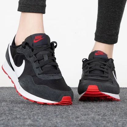 Sapatilhas Nike para Mulher Valiant New Trendy Confortáveis, Versáteis, Retro Waffle e Casuais Cn8558-016