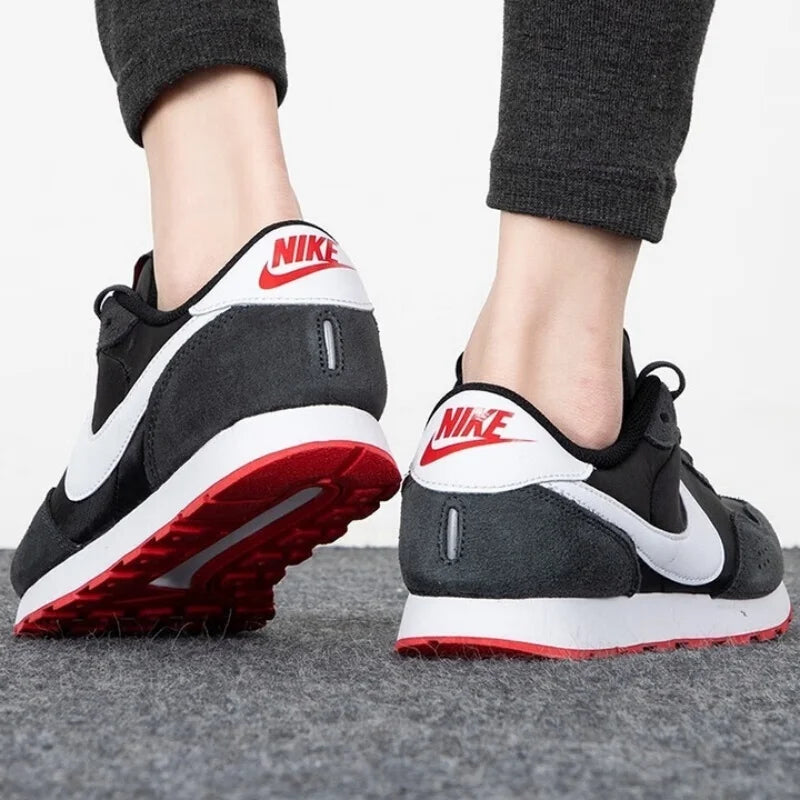 Sapatilhas Nike para Mulher Valiant New Trendy Confortáveis, Versáteis, Retro Waffle e Casuais Cn8558-016